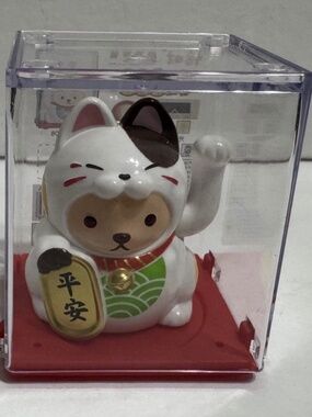 Solar Powered  Maneki Neko Welcoming Lucky Fortune Cat(Safe/平安) 2.5” tall.New